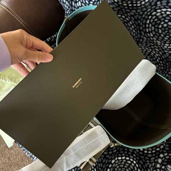 Authentic Burberry tote bag - Picture 6 of 11